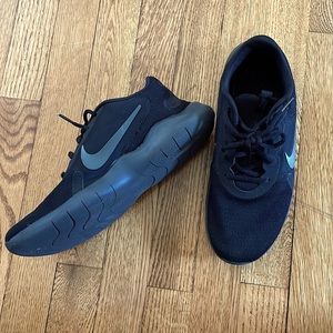 Black Nike Flex shoes.  Size Mens US 8